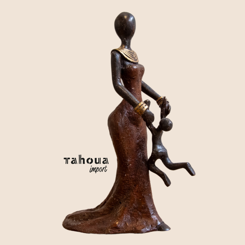 Woman in dress with child - red/brown