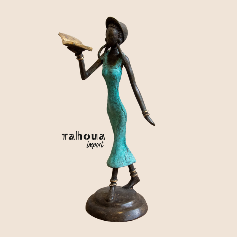 Wandelende lezende vrouw met pet - turquoise