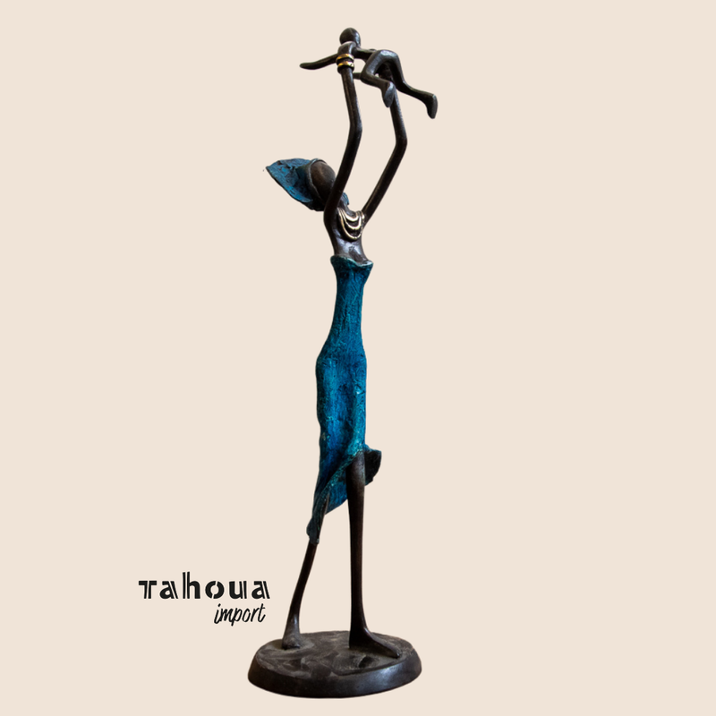 Vrouw met baby boven hoofd - blauw