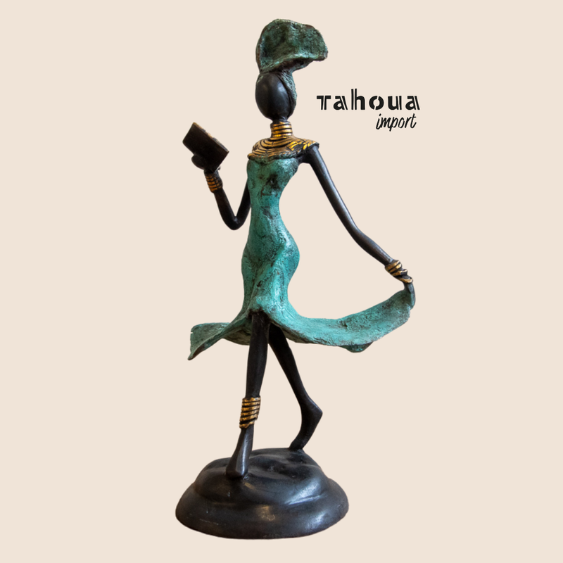Wandelende lezende vrouw met jurk - Turquoise