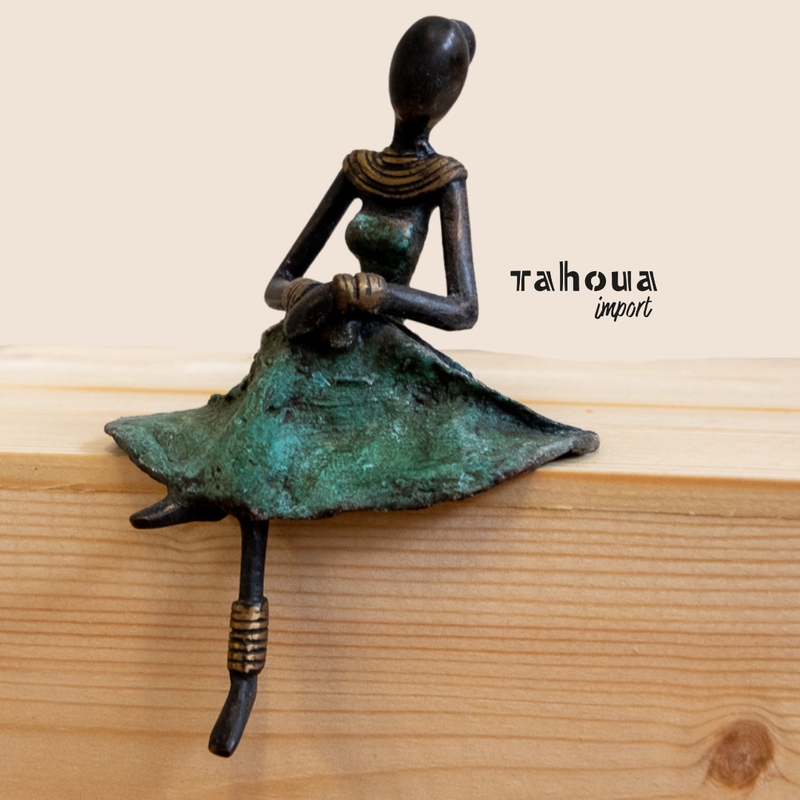 Zittend beeldje vrouw - turquoise