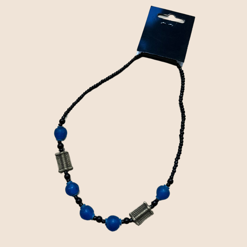 Ketting blauwe kraal met bronsdetail