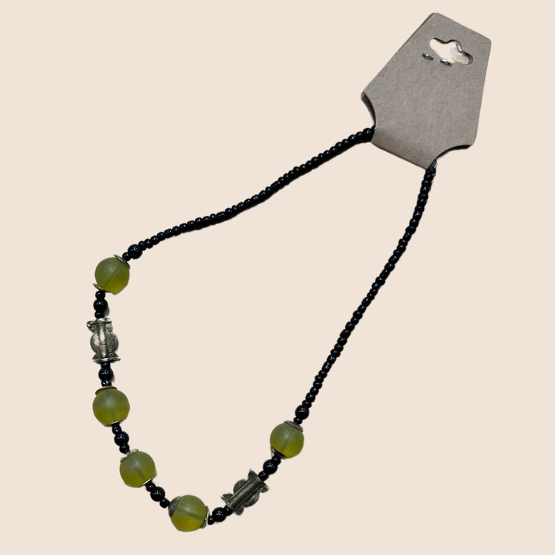 Necklace lime beads with bronze details