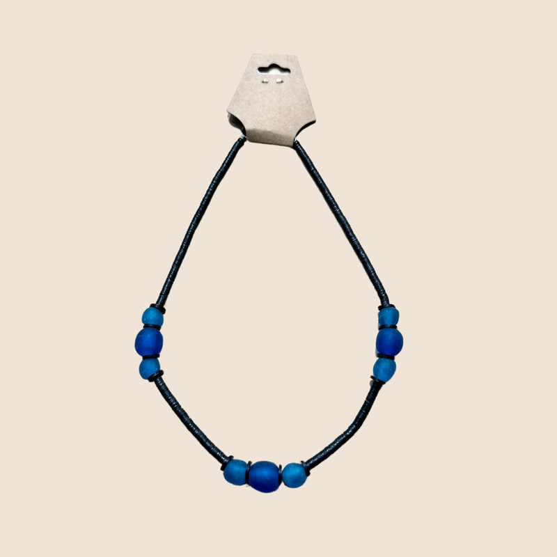 Ketting zwarte baquelit met blauwe glaskralen