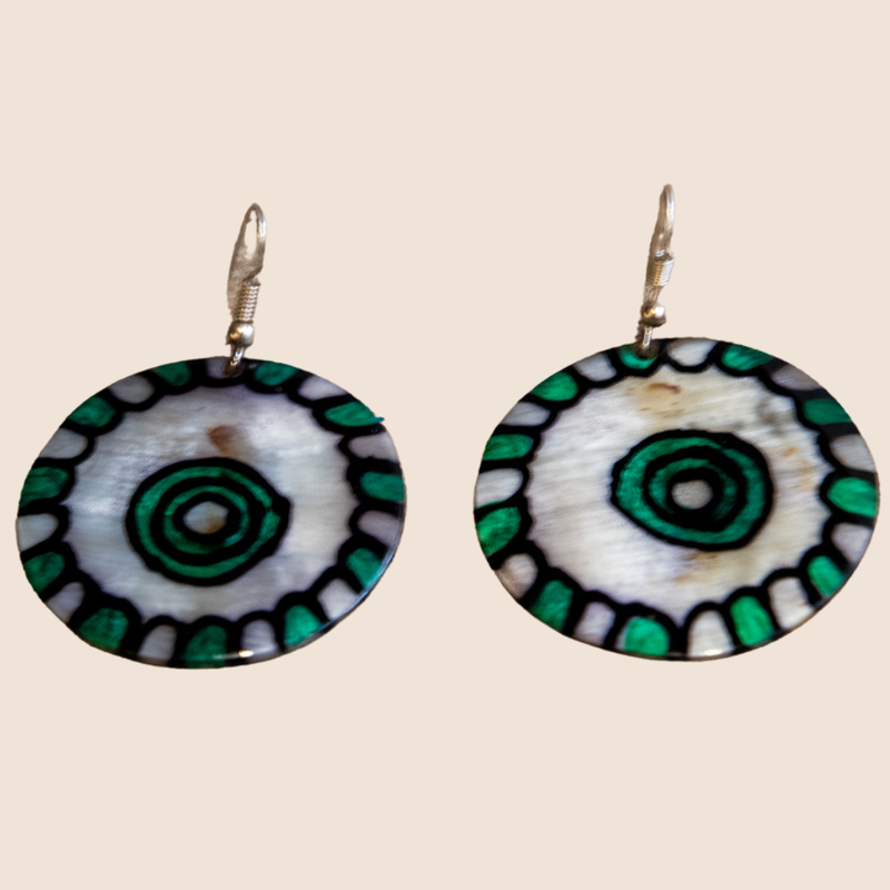 Earrings horn with henna: Green circle