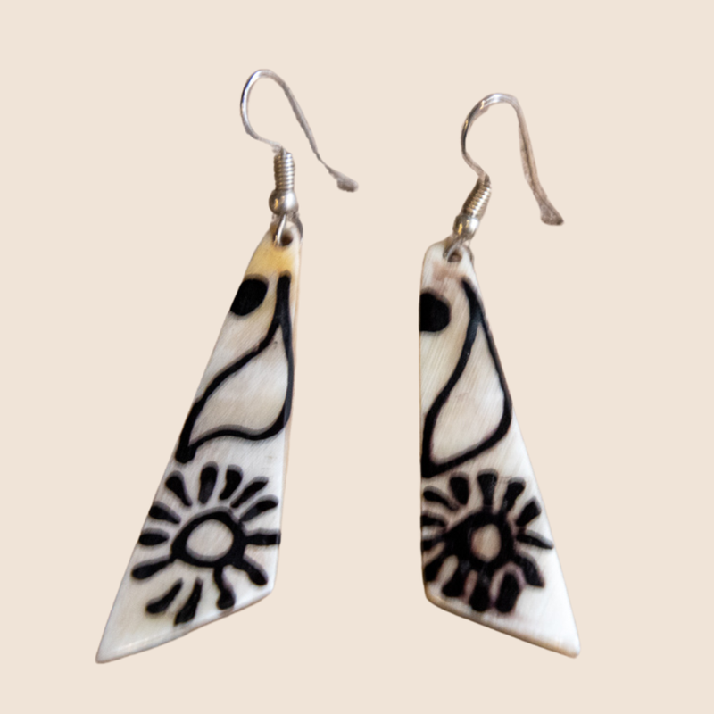 Earrings horn with henna: elongated black/white