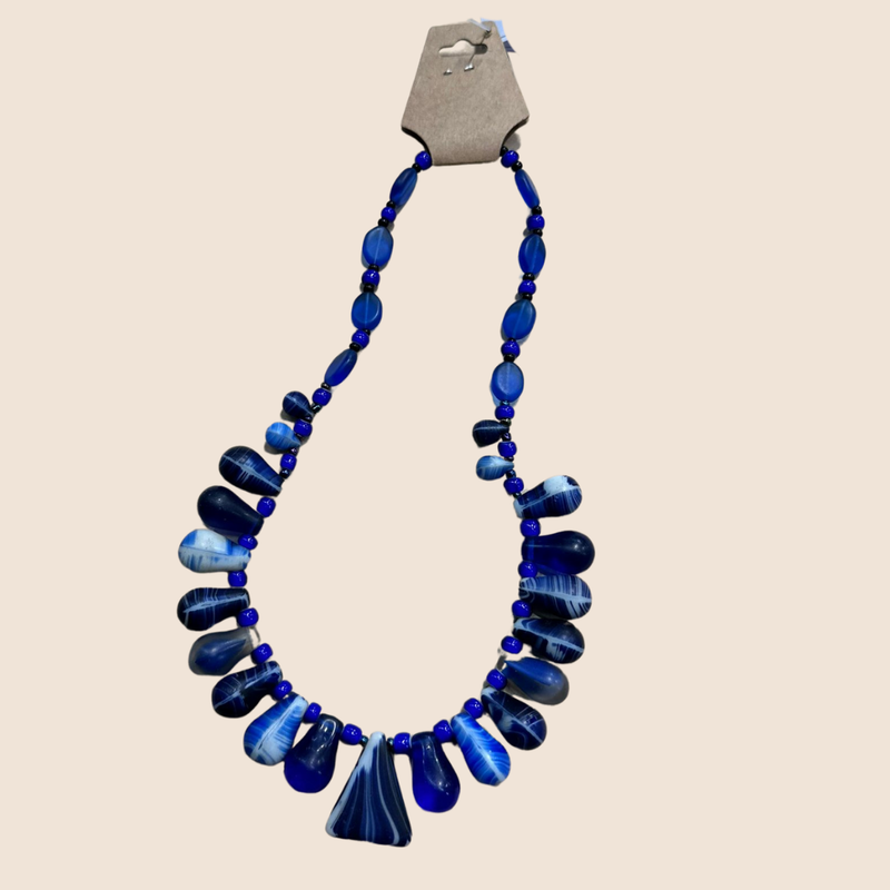 Ketting met blauwe glaskralen