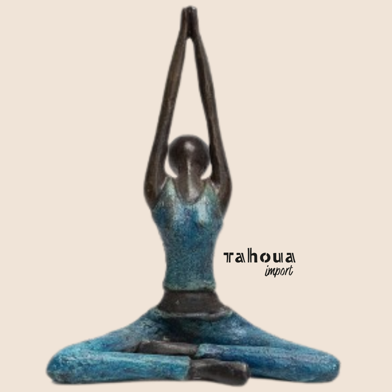 Yoga-Statue sitzend, Hände nach oben blau